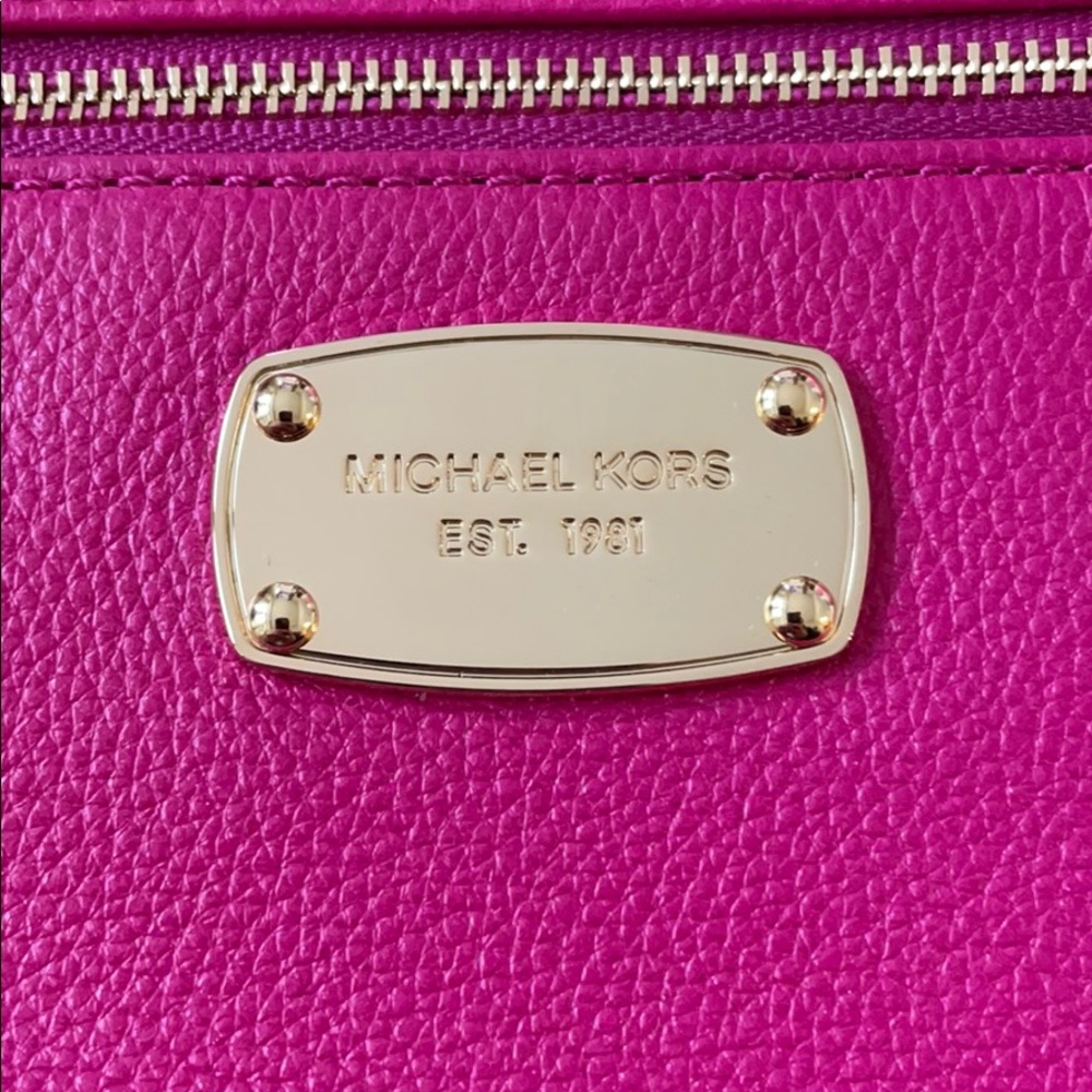 Michael Kors berry pink wristlet - new / no tag - Picture 2 of 5